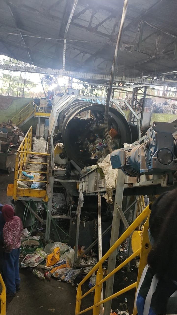 Máquina rotativa de processamento de resíduos sólidos urbanos em operação no galpão