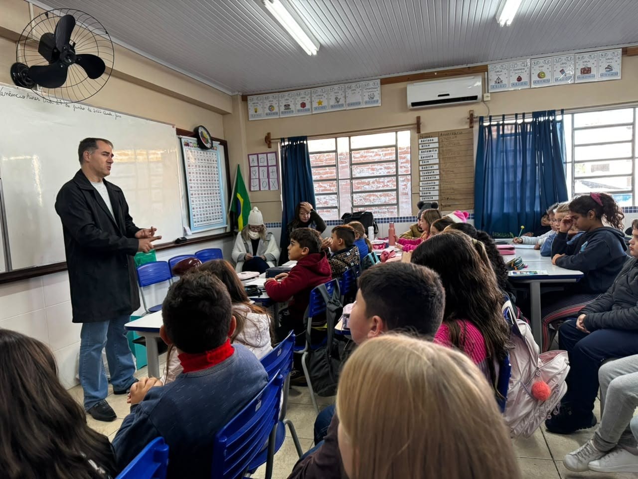 Palestra de educação ambiental em sala de aula com estudantes atentos